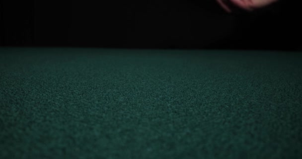 スローモーションでサイコロを転がす。氷が緑のテーブルに落ちる。ギャンブルとカジノのコンセプト - 映像、動画