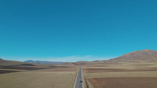 Długa autostrada przez pola wiejskie - Zdjęcie, obraz