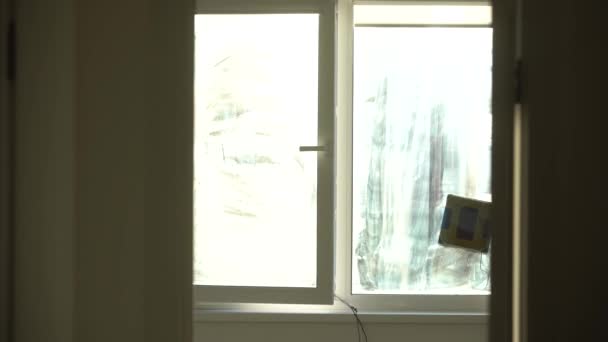Limpador de janelas robô trabalhar na janela suja. Limpar a casa com dispositivos inteligentes. Robôs de vácuo automáticos para limpar janelas, um assistente para a casa - Filmagem, Vídeo
