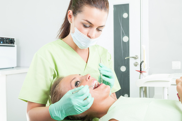 Assistência odontológica periódica em consultório odontológico
 - Foto, Imagem