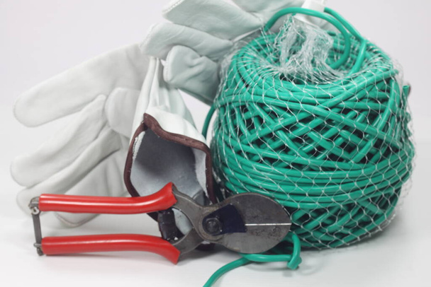 gants de travail en cuir, corde plastifiée et ciseaux agricoles - Photo, image