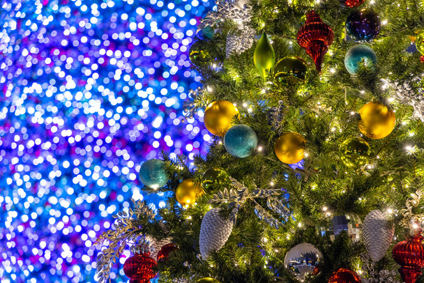χριστουγεννιάτικο δέντρο διακόσμηση στο δρόμο - Φωτογραφία, εικόνα