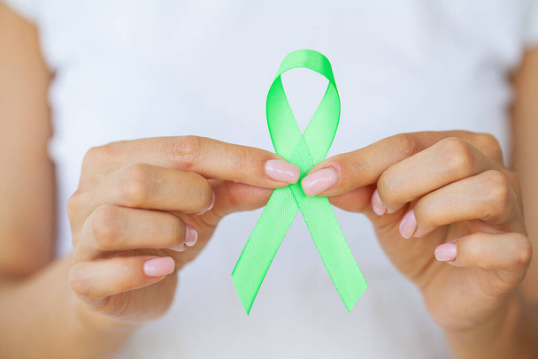 Lääkäri yhtenäinen omistaa vihreä nauha symbolina Lymen tauti - Valokuva, kuva