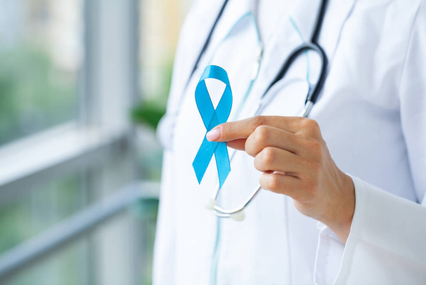 Médecin avec ruban bleu, sensibilisation au cancer de la prostate - Photo, image