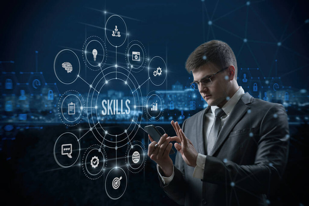 Skills Education Learning Personal wird von einem Mann auf einem virtuellen Computerbildschirm studiert. - Foto, Bild