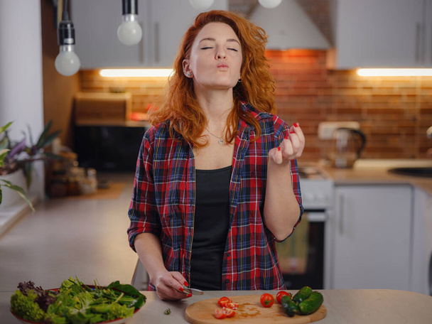 γυναίκα μαγείρεμα φρέσκο υγιεινό vegan σαλάτα λαχανικών - Φωτογραφία, εικόνα