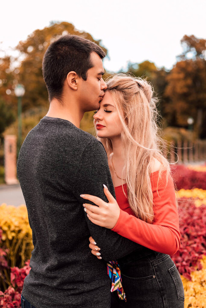  Un mec amoureux embrasse sa copine sur le front - Photo, image