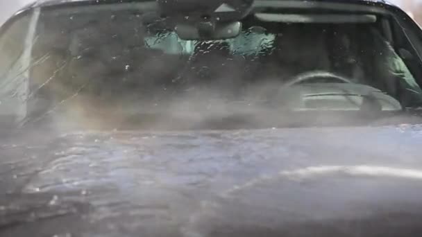 Auto-lavage de voiture Nettoyage du corps du véhicule sous haute pression d'eau au ralenti. - Séquence, vidéo