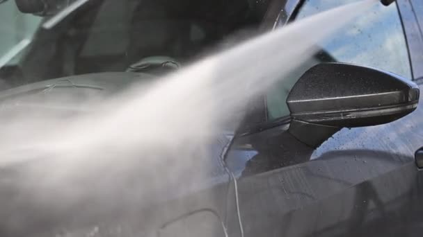 Karosseriereinigung unter hohem Wasserdruck. Self-Car Wash Job. - Filmmaterial, Video
