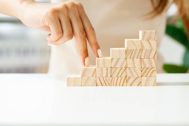 Ручная укладка деревянного куба в виде ступени лестницы - Фото, изображение