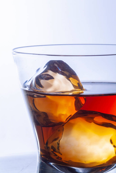 vasos de whisky con hielo en la mesa de acero - Foto, Imagen