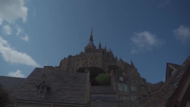 Mont-Saint-Michel manzarası, Fransa 'nın Normandiya şehrinde ünlü bir manastır. UNESCO Dünya Mirası. - Video, Çekim