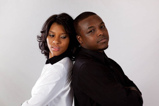 Romántica pareja negra espalda con espalda - Foto, Imagen