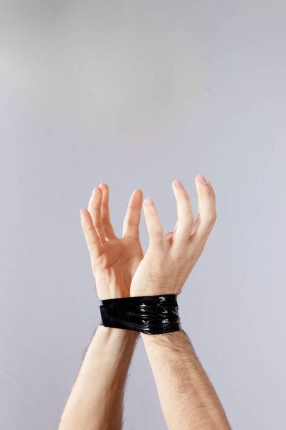 Hilflos mit Klebeband gefesselte Hände - Foto, Bild
