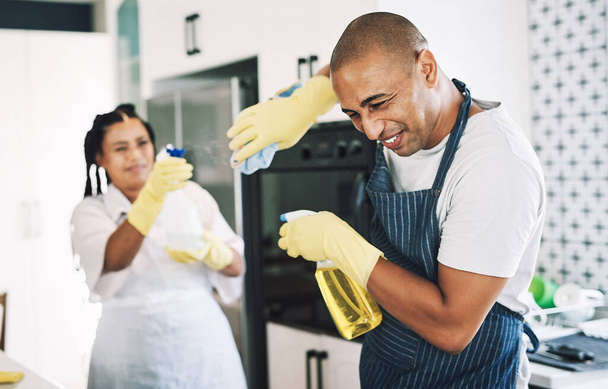 Who said cleaning cant be fun. shot of a young couple being playful while cleaning at home. - Foto, imagen