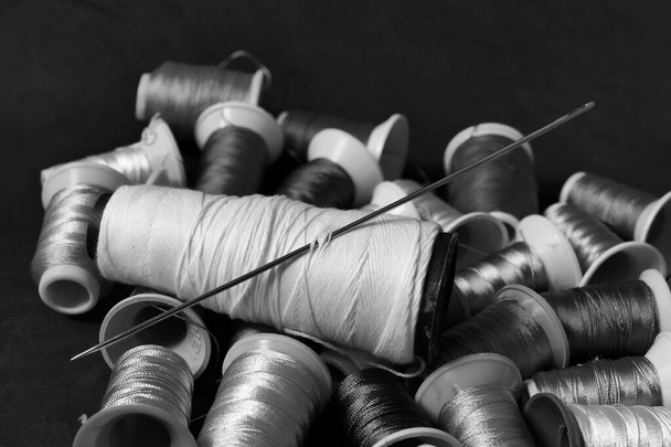 primer plano de un sastre que sostiene hilo de coser grueso y aguja grande, aguja de edredón, - Foto, imagen