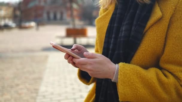 Feliz chica de 20 años que se divierten utilizando el teléfono móvil al aire libre en la ciudad - Metraje, vídeo