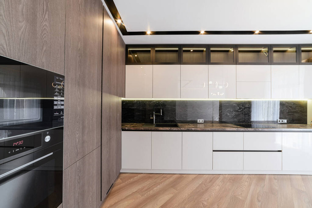 nova cozinha limpa com fachadas brancas e escuras - Foto, Imagem