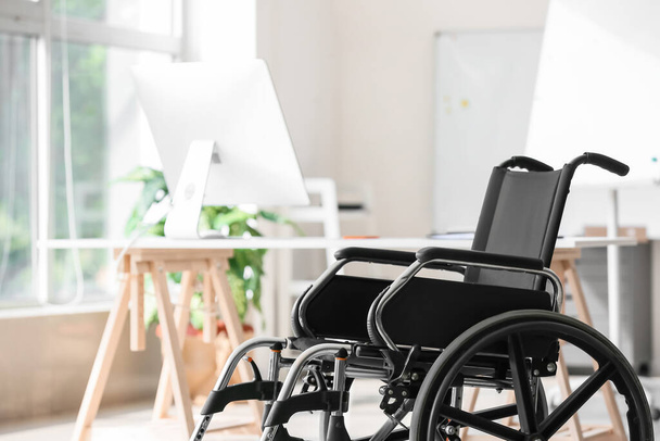 Modern ofiste boş tekerlekli sandalye - Fotoğraf, Görsel