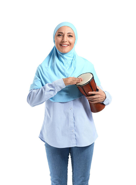 Profesor de música musulmana con tambor sobre fondo blanco - Foto, imagen