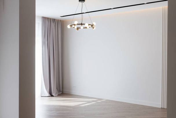 interiér světlé velké místnosti v domě s lustrem a světlem - Fotografie, Obrázek