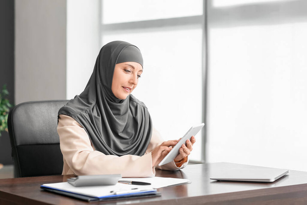 Segretario musulmano con tablet che lavora in ufficio - Foto, immagini