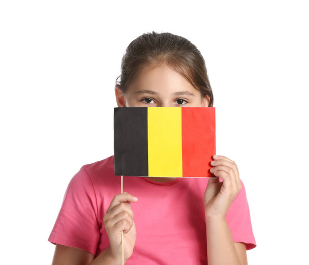 Mała dziewczynka z flagą Belgii na białym tle - Zdjęcie, obraz