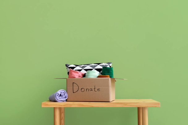 Kartonová krabička s dary na lavičce proti zelenému pozadí - Fotografie, Obrázek