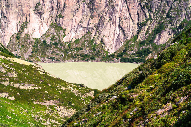 Vue partielle d'un lac Grimselsee dans les montagnes de l'Oberaarsee en Suisse - Photo, image