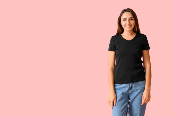 Young woman in blank t-shirt on color background - Foto, Imagen