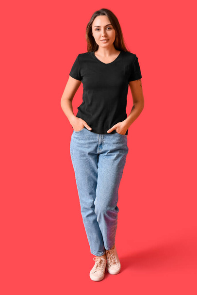 Fiatal nő üres póló színes háttér - Fotó, kép