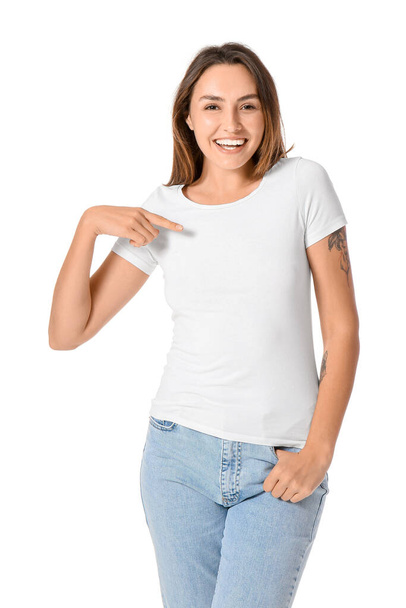 Jonge vrouw in lege t-shirt op witte achtergrond - Foto, afbeelding