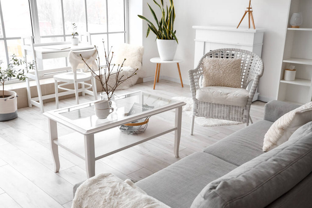 Mesa con copas, sillón y sofá en el interior de la sala de estar - Foto, Imagen