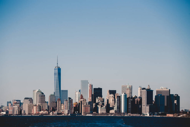 Манхэттен в центре Нью-Йорка в сумерках с подсветкой небоскребов над панорамой реки Гудзон. - Фото, изображение