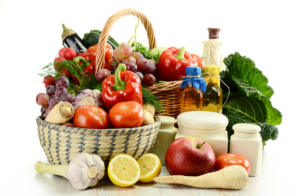 Сирі овочі та плетені кошики ізольовані на білому
 - Фото, зображення