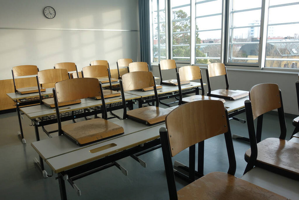 egy üres osztályterem egy iskolában a nyaralás ideje alatt - Fotó, kép