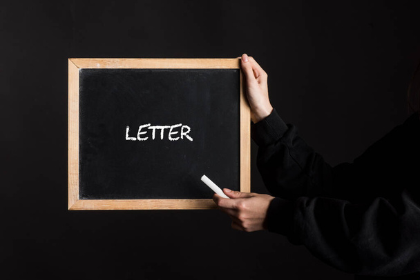 Üzerinde "Mektup" yazan bir karatahta işareti. - Fotoğraf, Görsel