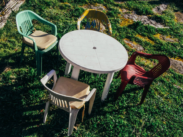Stühle und Tisch auf einer leeren Außenterrasse - Foto, Bild