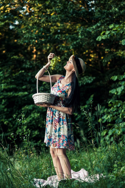 Girl at the picnic in the woods, fruits. - Fotografie, Obrázek