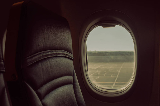Vista de dentro do avião na pista - Foto, Imagem