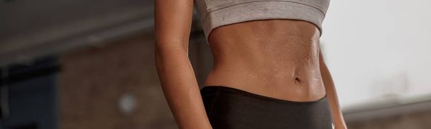 Close up de torso mulher apto com suor na pele após o treino - Foto, Imagem