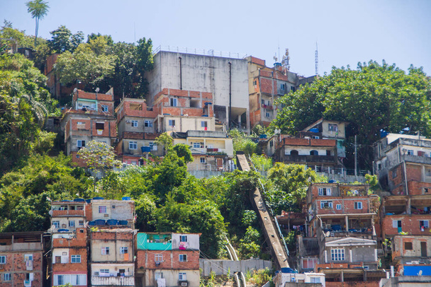 Kilátás a páva favela a Copacabana szomszédságában Rio de Janeiro, Brazília. - Fotó, kép