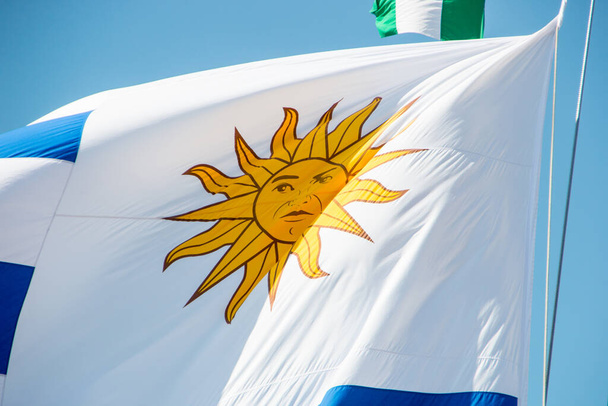 Flaga Urugwaju na zewnątrz, Rio de Janeiro, Brazylia. - Zdjęcie, obraz