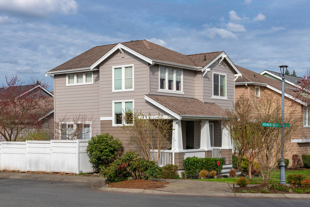 Kent Washington State barrio Primavera florece casas y vehículos estacionados. - Foto, imagen
