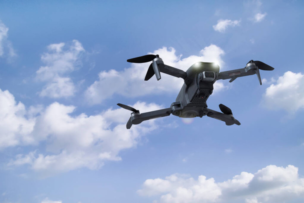 juguete drone volando en lo alto del cielo - Foto, imagen