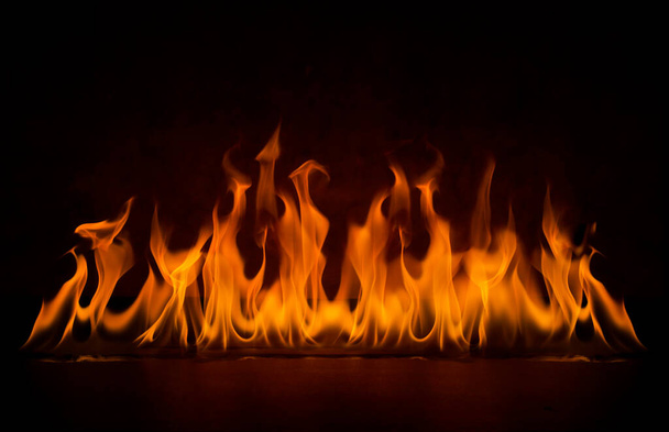 de brandende vlam van gasolie png hoge warmte geïsoleerd op zwarte achtergrond - Foto, afbeelding