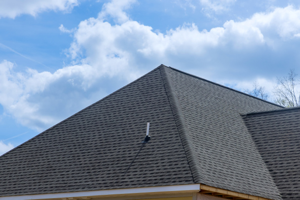 Строительство крыши на крыше покрытой асфальтовой черепицей кровельное строительство новый дом - Фото, изображение