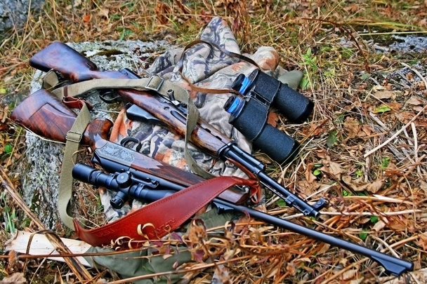 Lovecká puška a karabina s dalekohledem na kamufláži a trávě - Fotografie, Obrázek