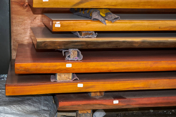 Mahonie planken en mahonie tafelbladen te koop in de markt - Foto, afbeelding