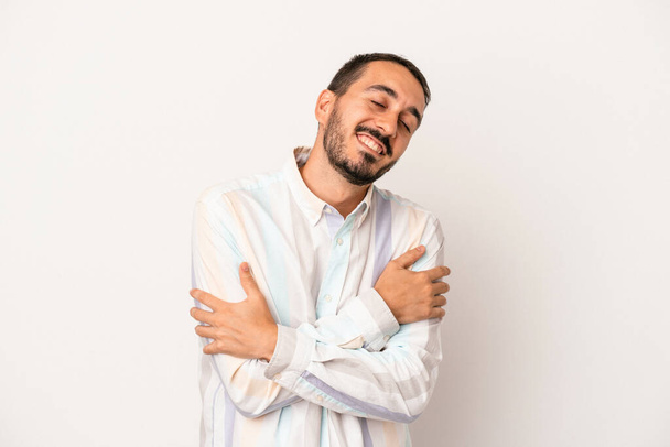 Νεαρός καυκάσιος άνδρας απομονωμένος σε λευκό φόντο γελώντας και διασκεδάζοντας. - Φωτογραφία, εικόνα
